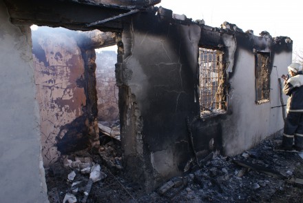 Недалеко от Родинского сгорело 6 домов (ФОТО)