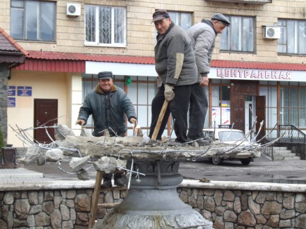 В Красноармейске демонтируют фонтан (ФОТО)