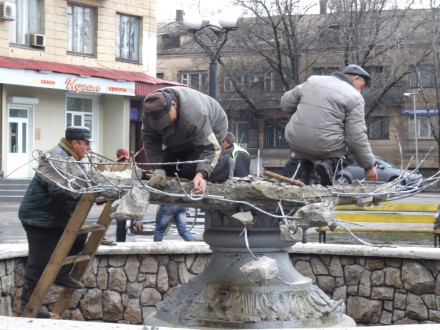 В Красноармейске демонтируют фонтан (ФОТО)