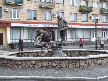 В Красноармейске демонтируют фонтан (ФОТО)