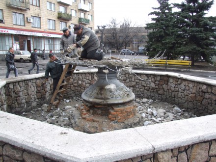 В Красноармейске демонтируют фонтан (ФОТО)