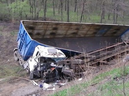 Под Донецком грузовик упал с моста (ФОТО)