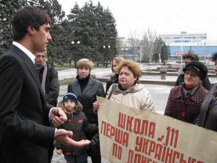В Донецке, несмотря на митинги, депутаты закрыли несколько школ