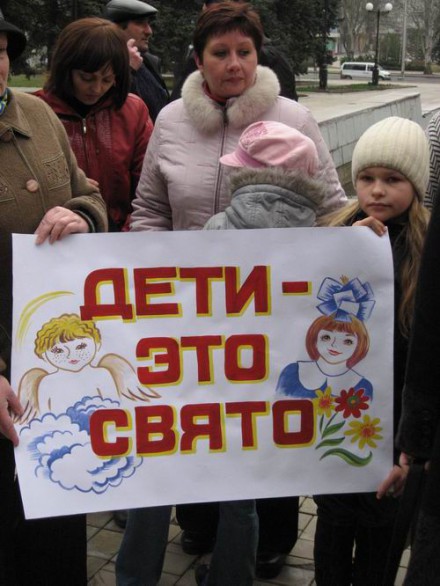 В Донецке, несмотря на митинги, депутаты закрыли несколько школ