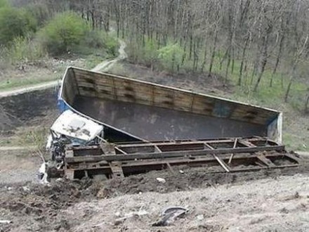 Под Донецком грузовик упал с моста (ФОТО)