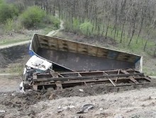 Под Донецком грузовик упал с моста (ФОТО)