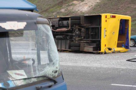 В Донецкой области перевернулся пассажирский автобус, пострадали 12 человек ФОТО 
