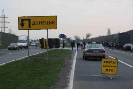 В Донецкой области перевернулся пассажирский автобус, пострадали 12 человек ФОТО