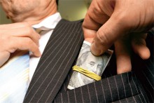 Пойманный на взятке мэр Зугрэса ходит на работу вопреки запрету прокурора