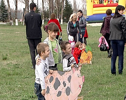 В микрорайоне «Лазурный» состоялся яркий весенний праздник «Пасха Красная» (ФОТО)