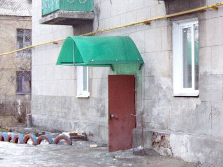 Объединившись, жители дома №13 по улице Ольшанского первым делом отремонтировали подъезд и установили козырек над входом Объединившись, жители дома №13 по улице Ольшанского первым делом отремонтировали подъезд и установили козырек над входом