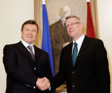 Янукович наградил орденом президента Латвии