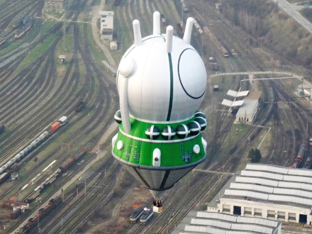 Тепловой аэростат российской команды «Восток», представляющий собой упрощенную копию космического корабля, на котором совершил первый в истории полет Юрий Гагарин. Фото http://pbo.ru Тепловой аэростат российской команды «Восток», представляющий собой упрощенную копию космического корабля, на котором совершил первый в истории полет Юрий Гагарин. Фото http://pbo.ru