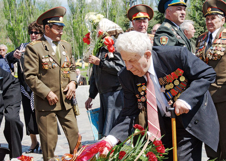 А помнит мир спасенный?