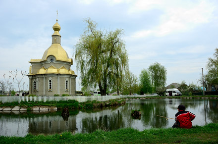 С причала рыбачил Апостол Андрей... Фото Сергей Томас.