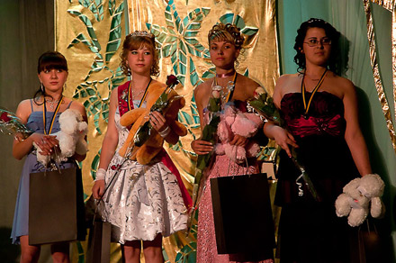 Красноармейские школьники простились со школой Красноармейские школьники простились со школой