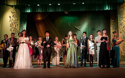 Красноармейские школьники простились со школой Красноармейские школьники простились со школой