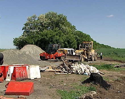 Вблизи Сергеевки восстанавливают дороги (ФОТО)