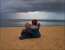 На пляже в Мариуполе найдены двое маленьких детей