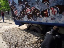 В Горловке грузовик "ушел" под землю