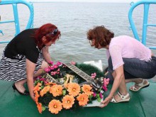 Их жизни унесло море