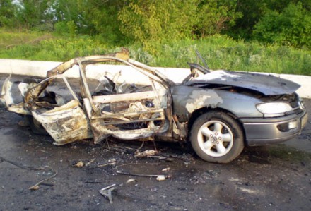 В Донецкой области взрыв газового баллона разворотил иномарку. "Опель" ехал по шоссе