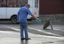 В Мариуполе водитель цистерны превратил дорогу в каток из масла (ФОТО)