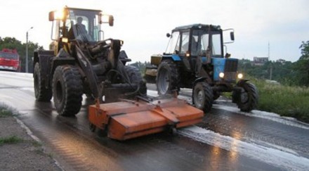 В Мариуполе водитель цистерны превратил дорогу в каток из масла (ФОТО)