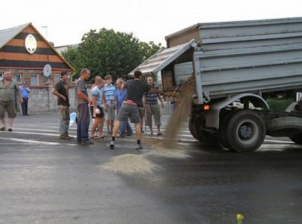 В Мариуполе водитель цистерны превратил дорогу в каток из масла (ФОТО)