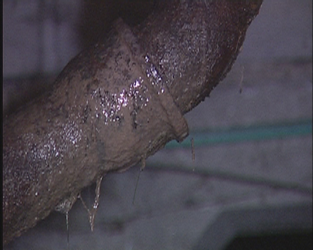 В микрорайоне «Солнечный» Красноармейска дом тонет в нечистотах  