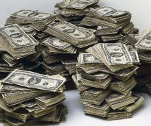 В руках украинцев больше долларов, чем в товарообороте с Россией