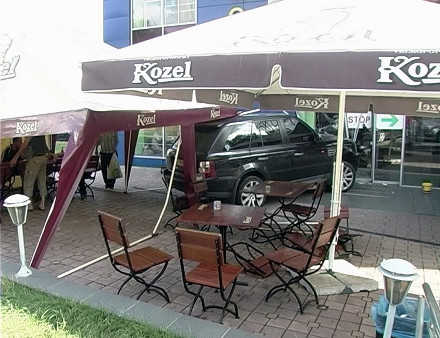 В центре Донецка «джип» протаранил летнее кафе