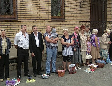 Православные Красноармейска в праздник Преображения освятили яблоки и мед (ФОТО)