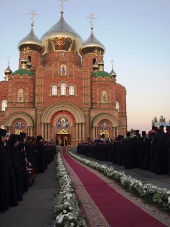 В Луганск прибыл Патриарх Московский и Всея Руси Кирилл. Фото "ОстроВ"