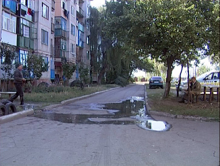В м-не «Солнечный» разлилось озеро питьевой воды (ФОТО)