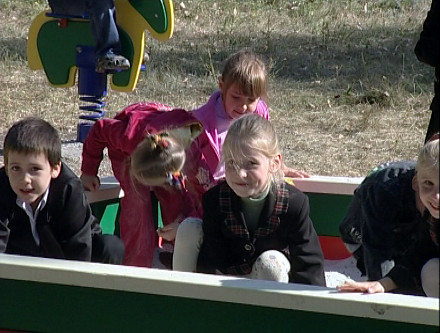 Для маленьких жителей поселка Шевченко обустроили детскую площадку (ФОТО)