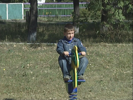 Для маленьких жителей поселка Шевченко обустроили детскую площадку (ФОТО)