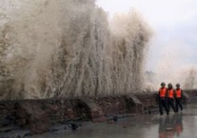 Столица Японии постепенно погружается в воду, тысячи людей оказались в ловушке