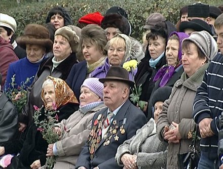 В Красноармейске и Димитрове прошли митинги, посвященные освобождению Украины от немецко-фашистских захватчиков (ФОТО)