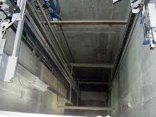 Двое парней упали в шахту поломанного лифта