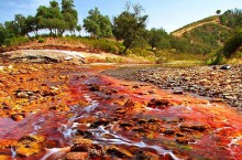 Под Луганском течет красная река. Фото infmir.ru