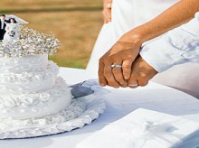 Кабмин в два раза уменьшил перечень платных услуг РАГСов