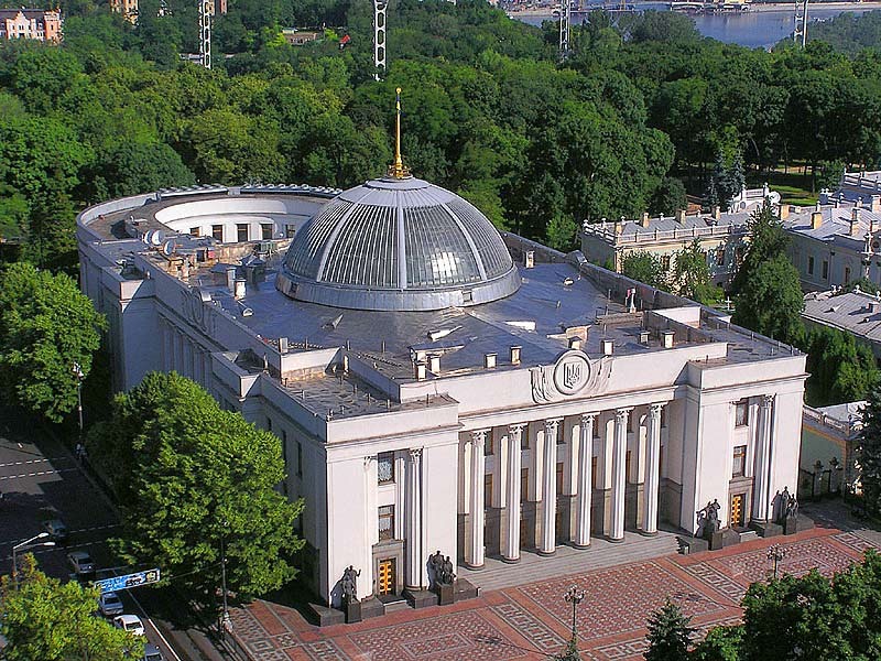 Верховную Раду оградили дополнительным забором