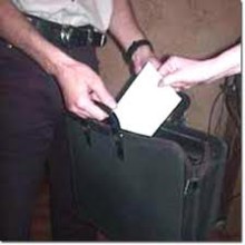 Сотрудника Красноармейской налоговой милиции взяли с поличным