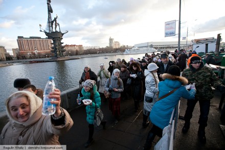 Поясу Богородицы в Москве в течение суток поклонились 70 тыс. человек.  ФОТО Виталия Рагулина
