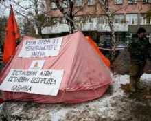  Протестующие в Донецке чернобыльцы требуют прибытия к ним губернатора и мэра