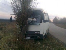 В Горловке автобус столкнулся с деревом. Много пострадавших
