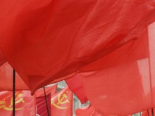 В центре Киева жгут красные флаги