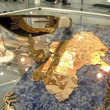 В Донецке открылась эксклюзивная выставка кинжалов, украшенных золотом и бриллиантами