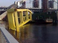 Падение крана в Киеве повлекло загрязнение Днепра топливом